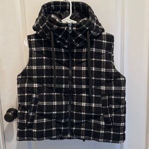 Zara hooded black/white vest.  Size M.  Zips up the front